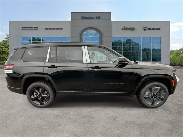 2025 Jeep Grand Cherokee Limited Sport photo 3
