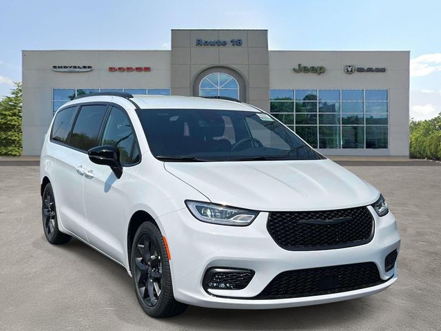2026 Chrysler Pacifica Select's photo