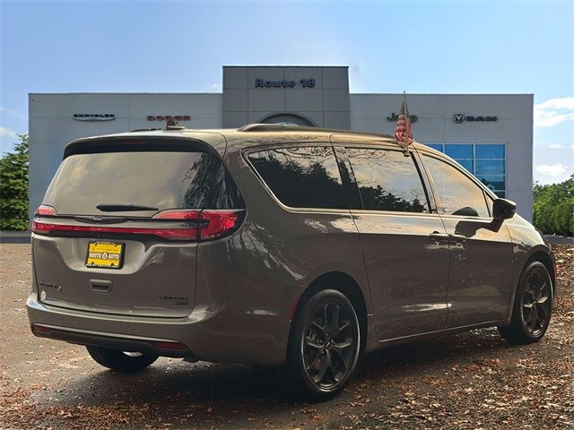 2022 Chrysler Pacifica Limited photo 3