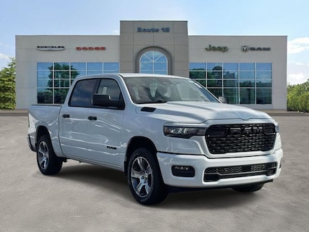 2026 Ram 1500 EXPRESS CREW CAB 4X4 5'7 BOX Pickup