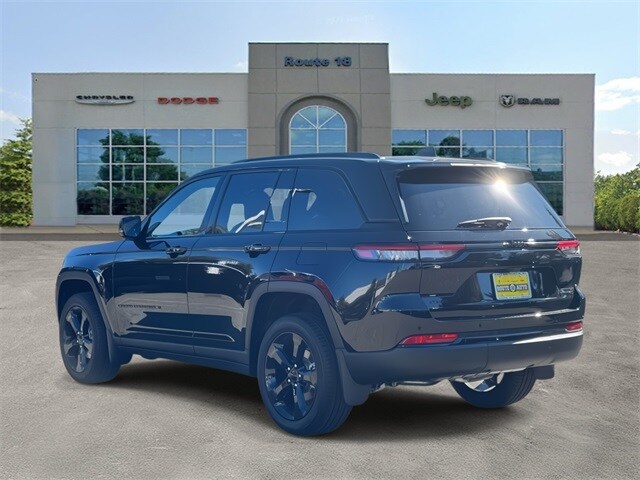 2025 Jeep Grand Cherokee Limited Sport photo 3