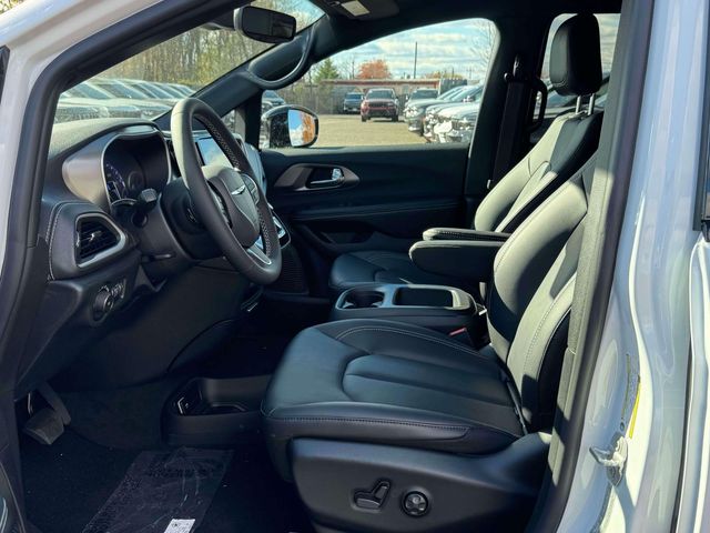 2026 Chrysler Pacifica Select - Photo 10