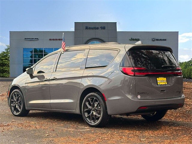 2022 Chrysler Pacifica Limited photo 2