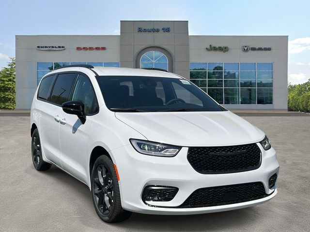 2026 Chrysler Pacifica Select AWD's photo