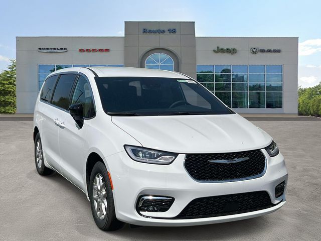 2026 Chrysler Pacifica Select's photo