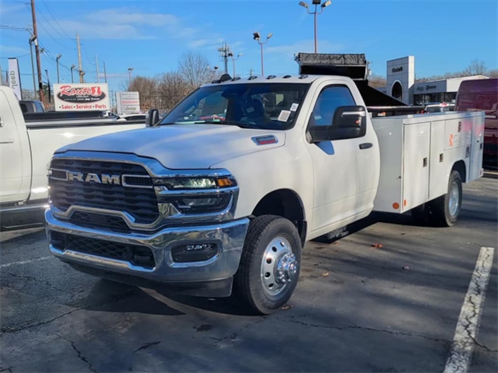 New 2026 Ram 3500 Chassis Cab TRADESMAN REGULAR 4X4 84' CA Pickup