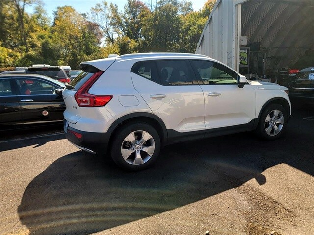 2022 Volvo XC40 Momentum photo 3