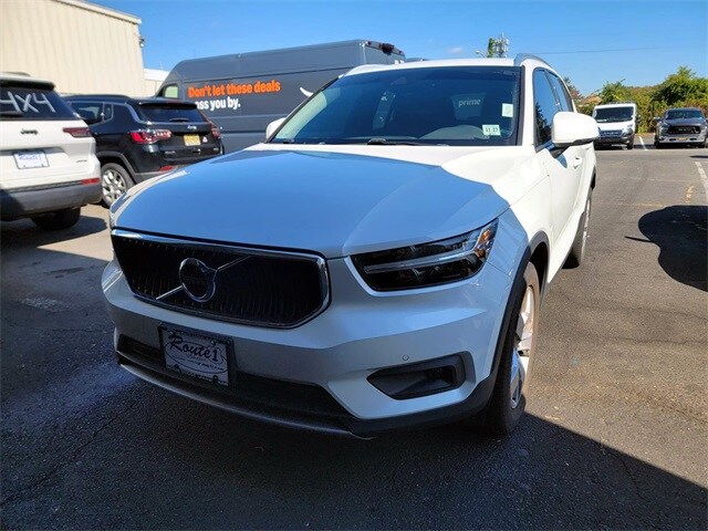 2022 Volvo XC40 Momentum photo 2