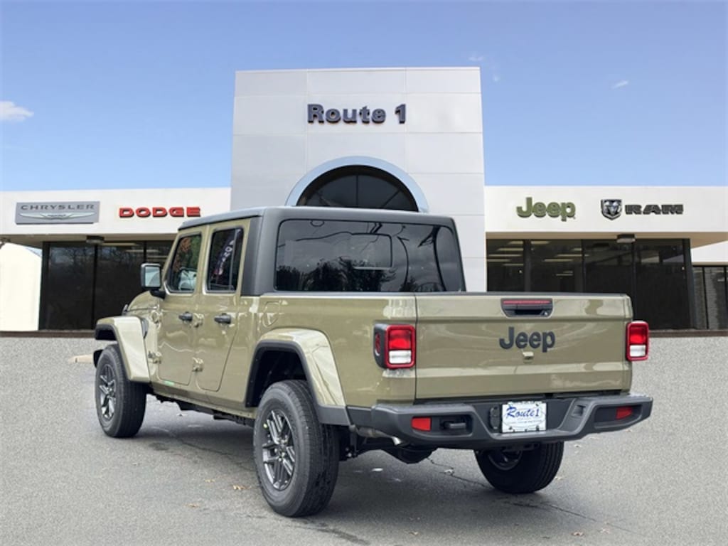 New 2025 Jeep Gladiator SPORT S 4X4 Pickup