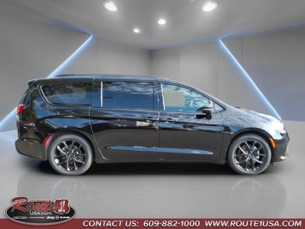 Used 2025 Chrysler Pacifica Limited Minivan/Van
