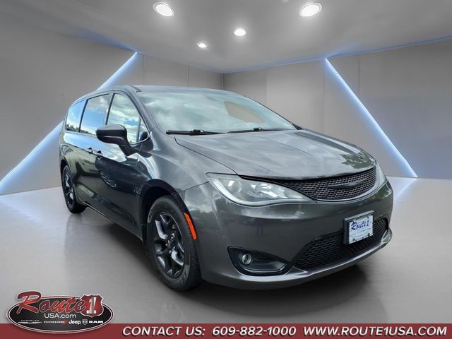 2019 Chrysler Pacifica Touring Plus's photo