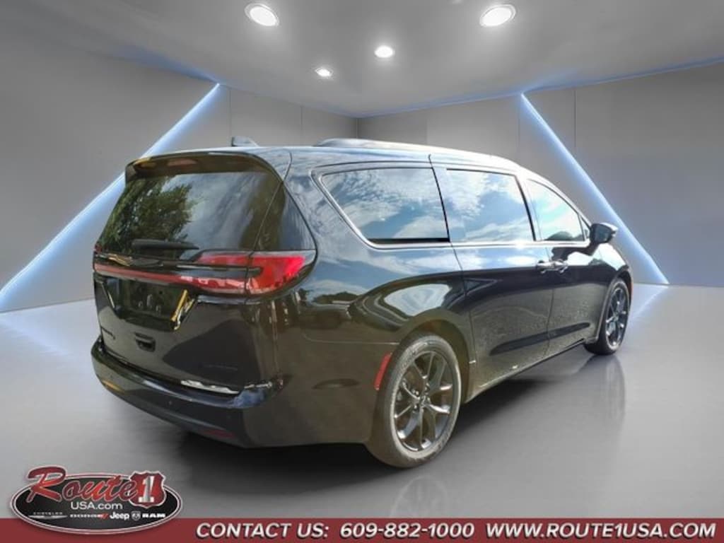 Used 2025 Chrysler Pacifica Limited Minivan/Van