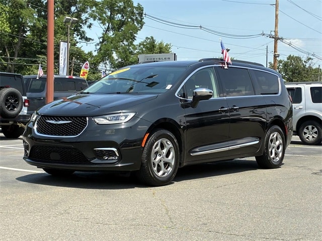 Used 2022 Chrysler Pacifica Limited with VIN 2C4RC3GG7NR135721 for sale in Lawrence, NJ