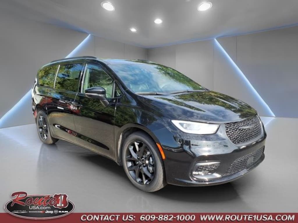 Used 2025 Chrysler Pacifica Limited Minivan/Van