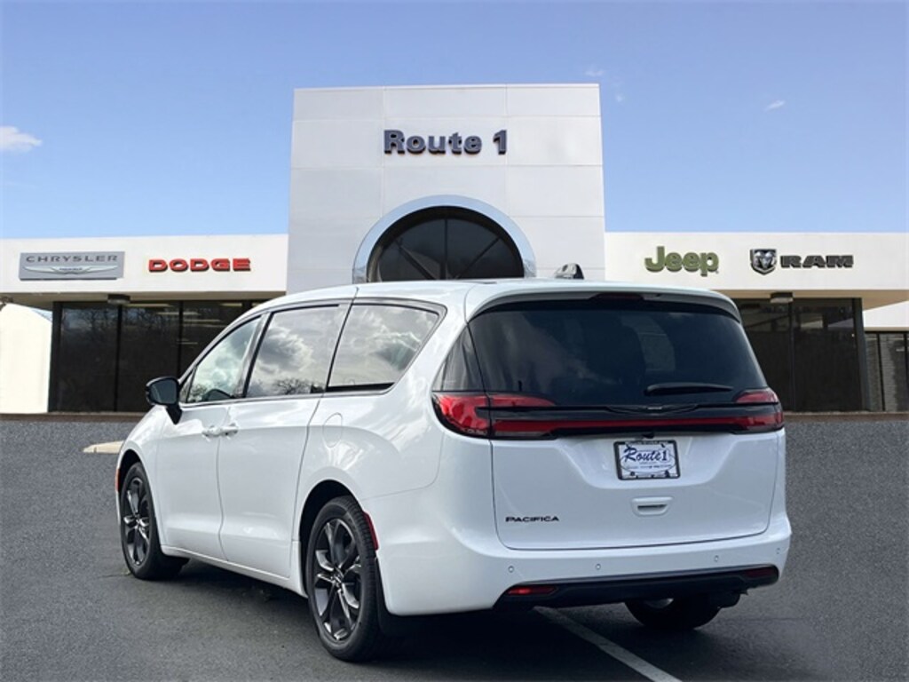New 2026 Chrysler Pacifica SELECT Passenger Van