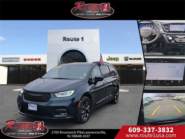 2023 Chrysler Pacifica Touring L's photo