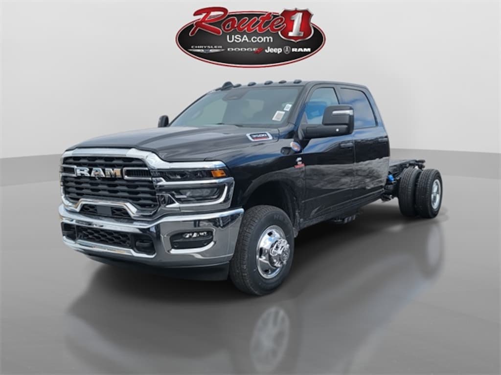 New 2026 Ram 3500 Chassis Cab TRADESMAN CREW 4X4 60' CA Pickup
