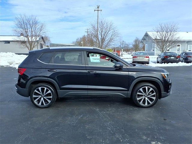 2024 Volkswagen Taos SE photo 2