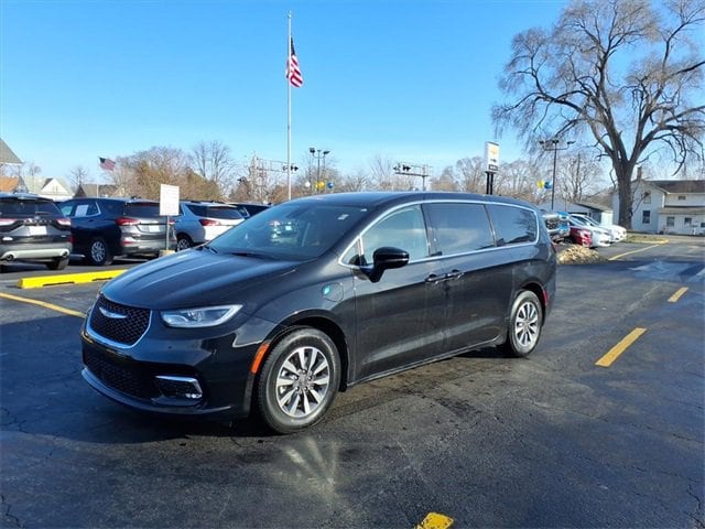 2024 Chrysler Pacifica PHEV Select's photo