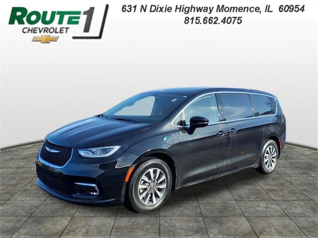 2024 Chrysler Pacifica PHEV Select's photo