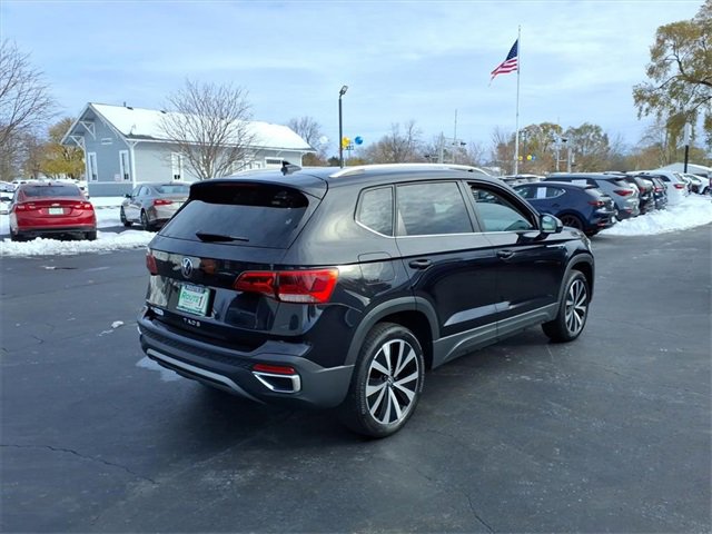 2024 Volkswagen Taos SE photo 3