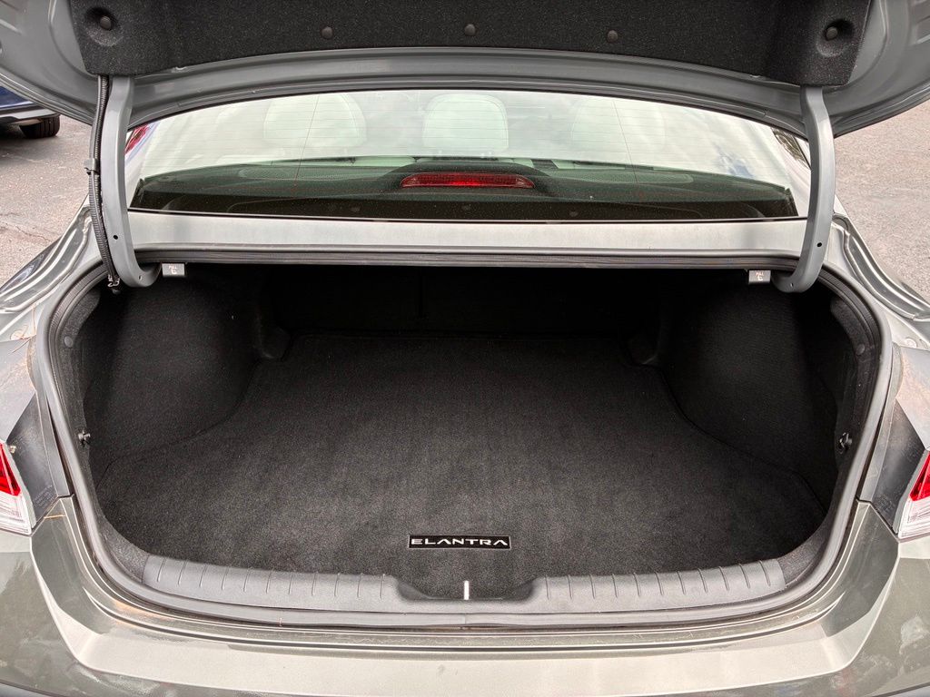 2025 Hyundai Elantra Limited - Photo 10