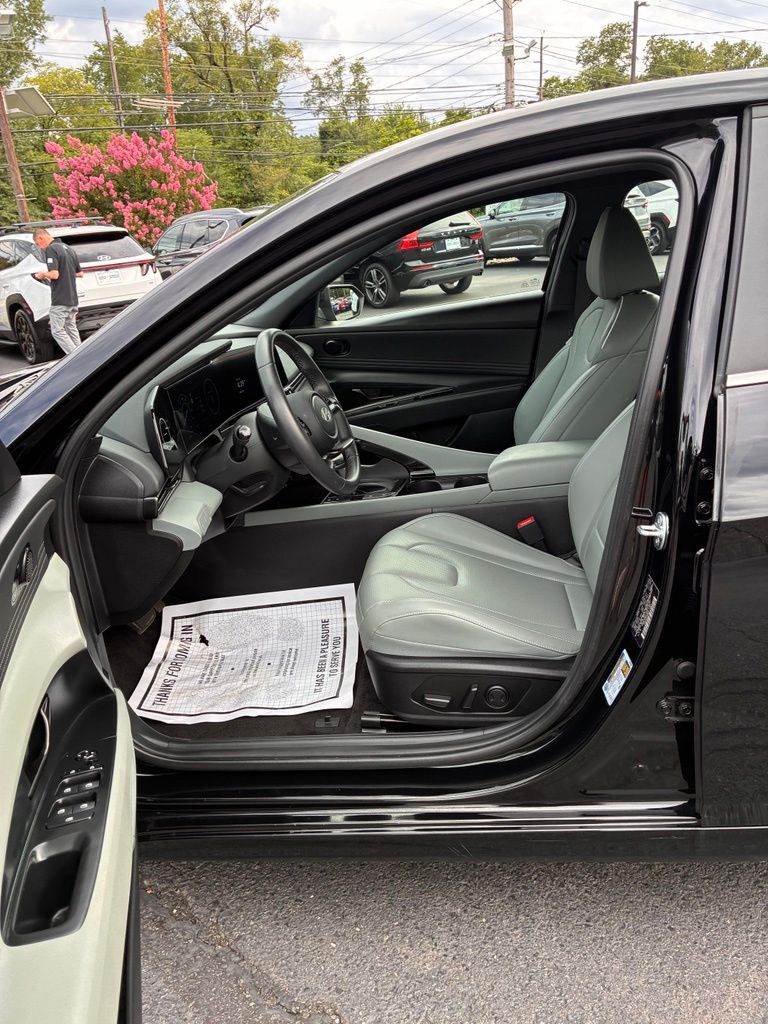 2025 Hyundai Elantra Limited - Photo 25