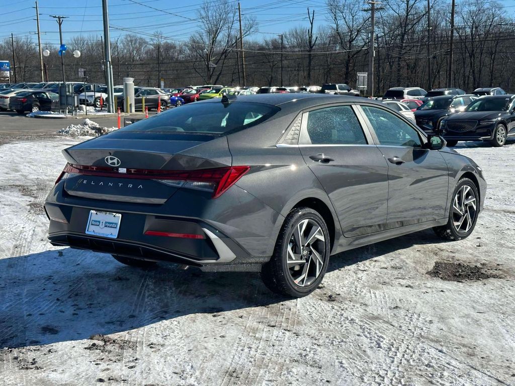 2025 Hyundai Elantra SEL Convenience photo 2