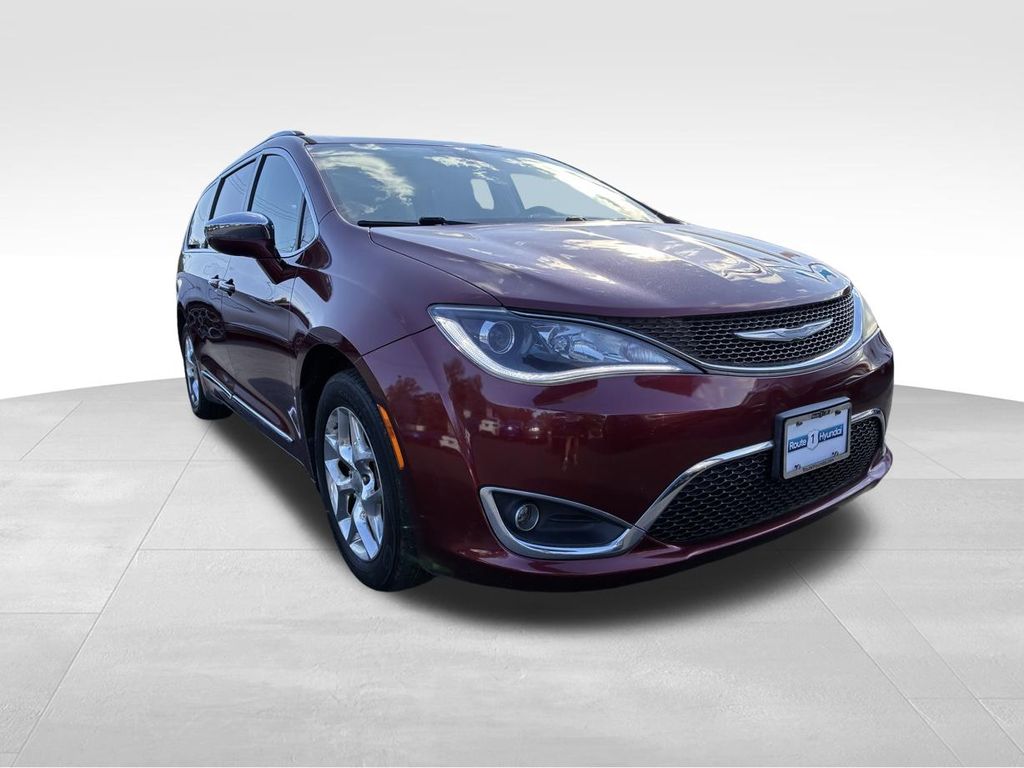 2017 Chrysler Pacifica Limited's photo