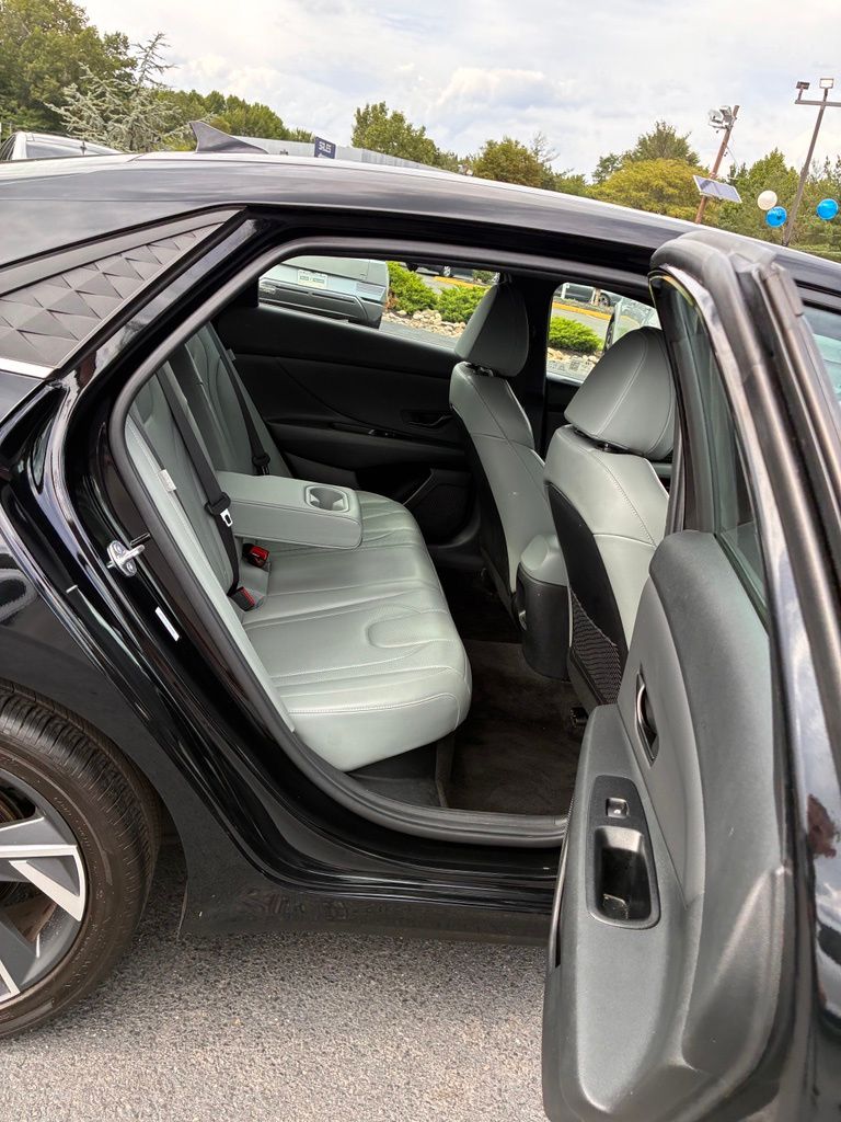 2025 Hyundai Elantra Limited - Photo 21