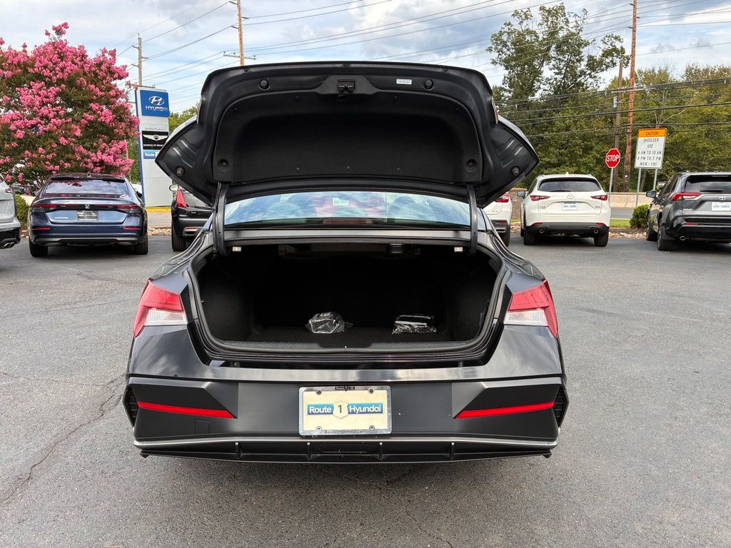 2025 Hyundai Elantra Limited - Photo 11