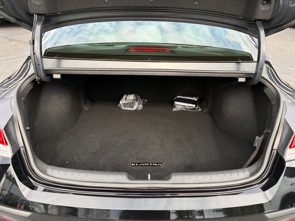 2025 Hyundai Elantra Limited - Photo 12