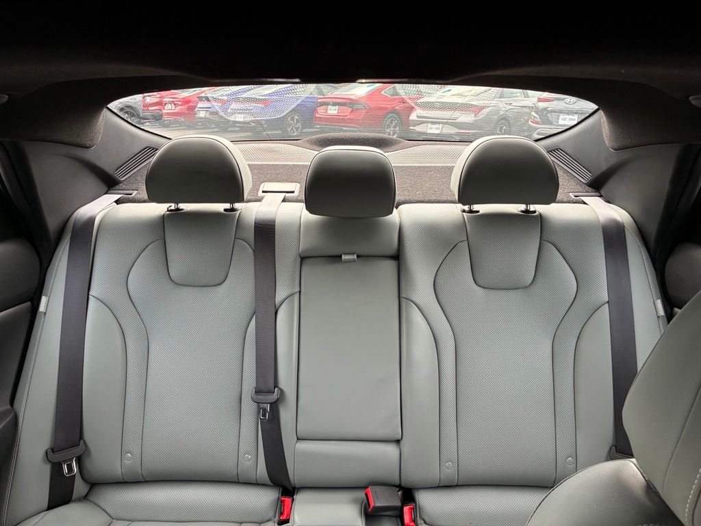 2025 Hyundai Elantra Limited - Photo 13