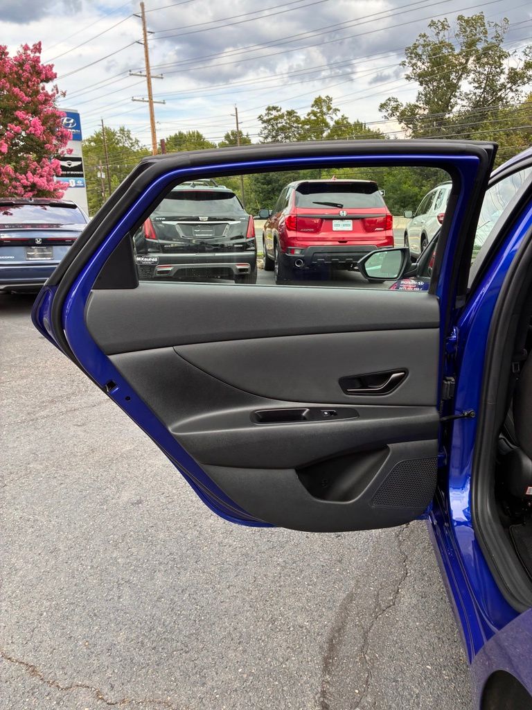 2025 Hyundai Elantra Blue - Photo 23