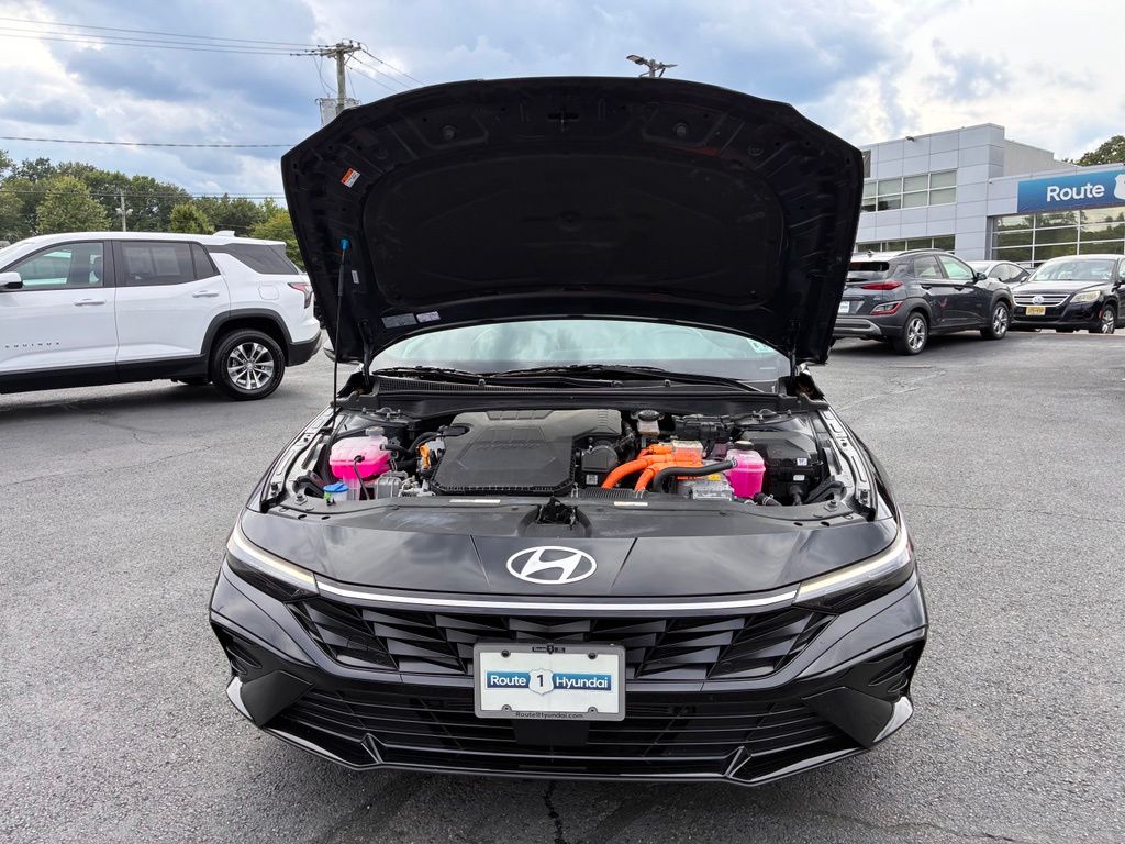 2025 Hyundai Elantra Limited - Photo 10