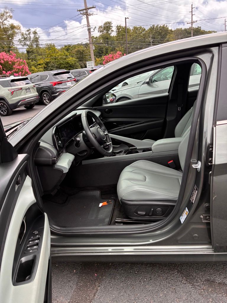 2025 Hyundai Elantra Limited - Photo 23