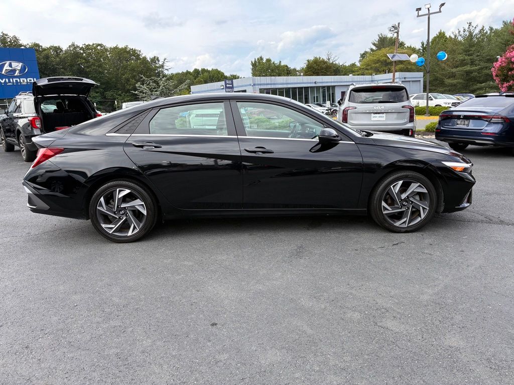 2025 Hyundai Elantra Limited - Photo 8