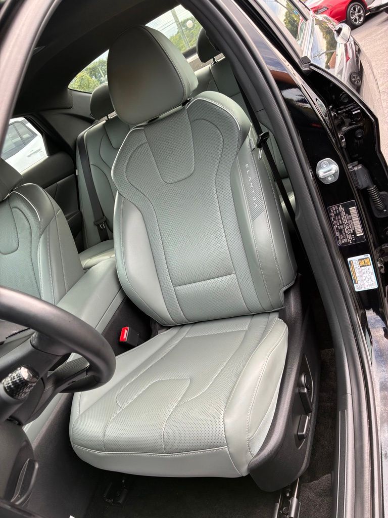 2025 Hyundai Elantra Limited - Photo 17