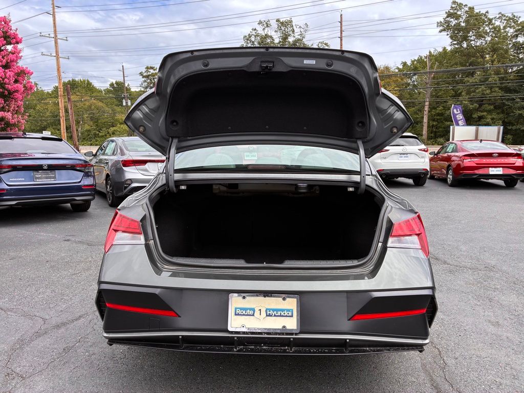 2025 Hyundai Elantra Limited - Photo 9