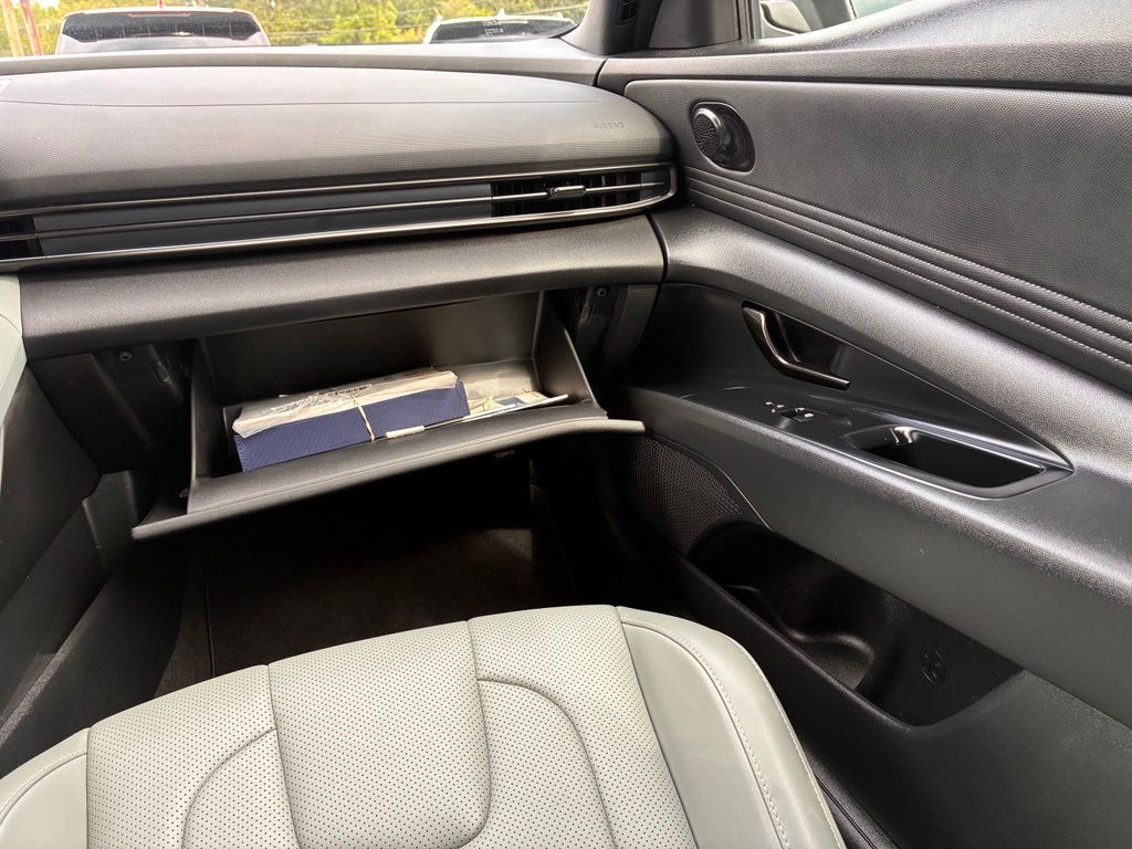2025 Hyundai Elantra Limited - Photo 41