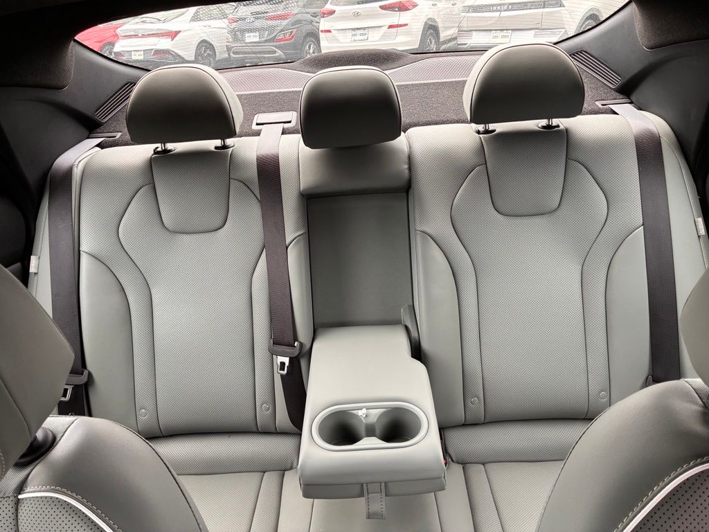 2025 Hyundai Elantra Limited - Photo 14