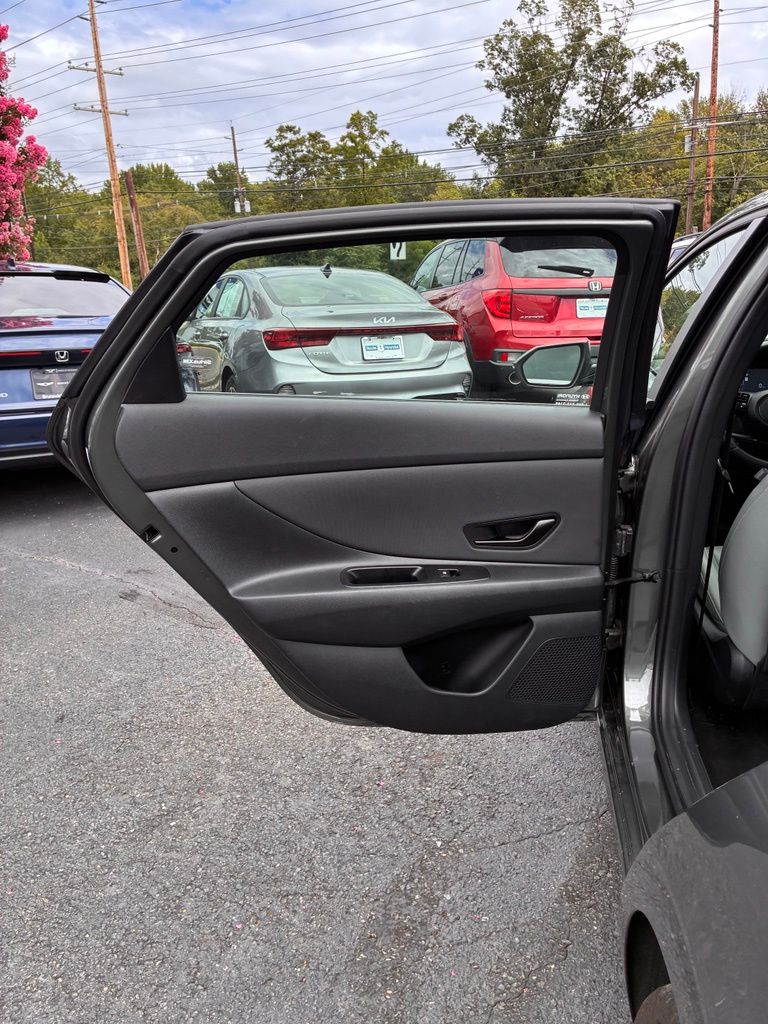 2025 Hyundai Elantra Limited - Photo 22