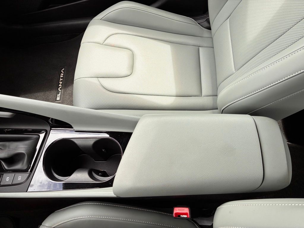 2025 Hyundai Elantra Limited - Photo 35