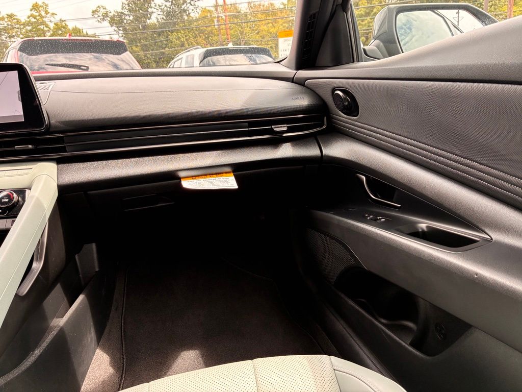 2025 Hyundai Elantra Limited - Photo 37