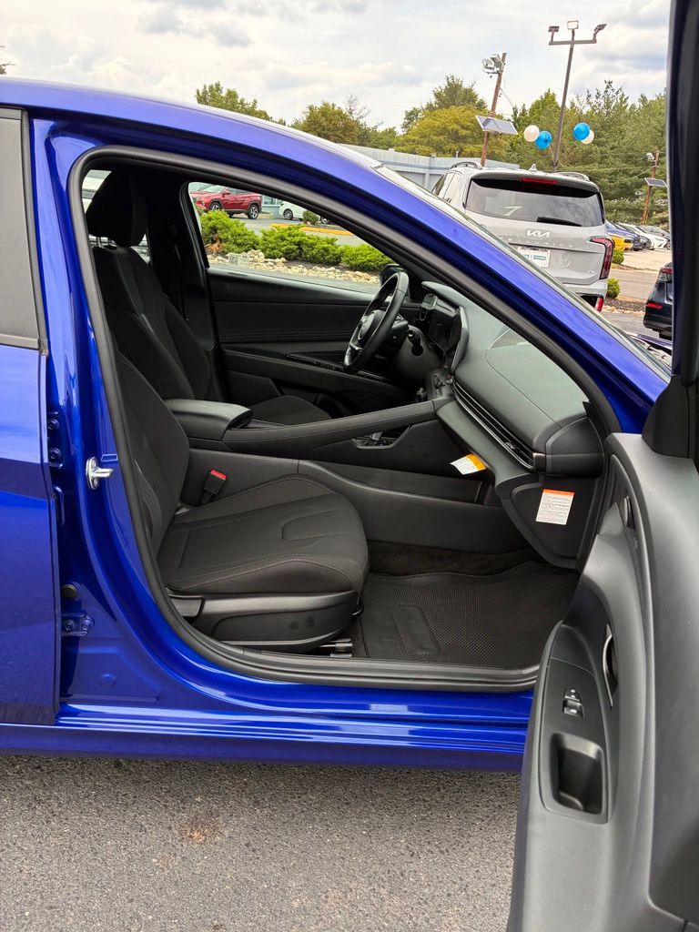2025 Hyundai Elantra Blue - Photo 18