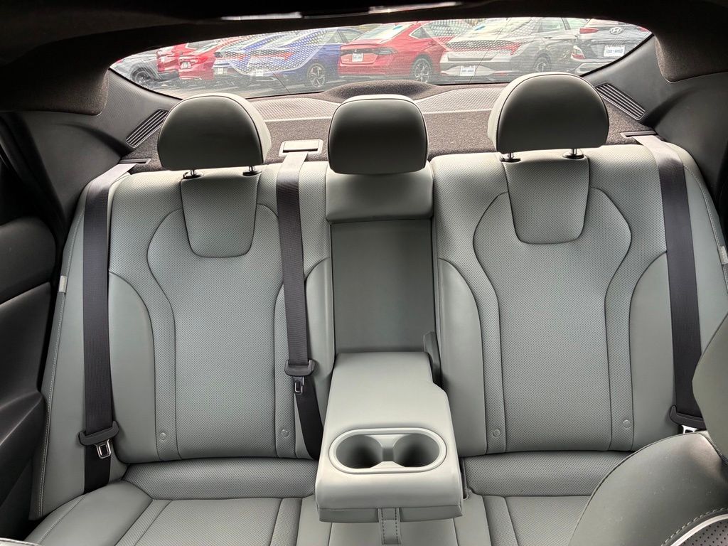 2025 Hyundai Elantra Limited - Photo 16
