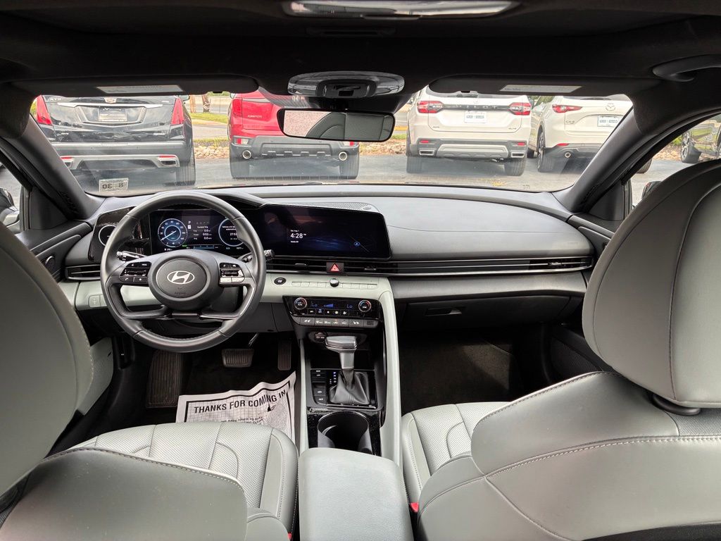 2025 Hyundai Elantra Limited - Photo 14