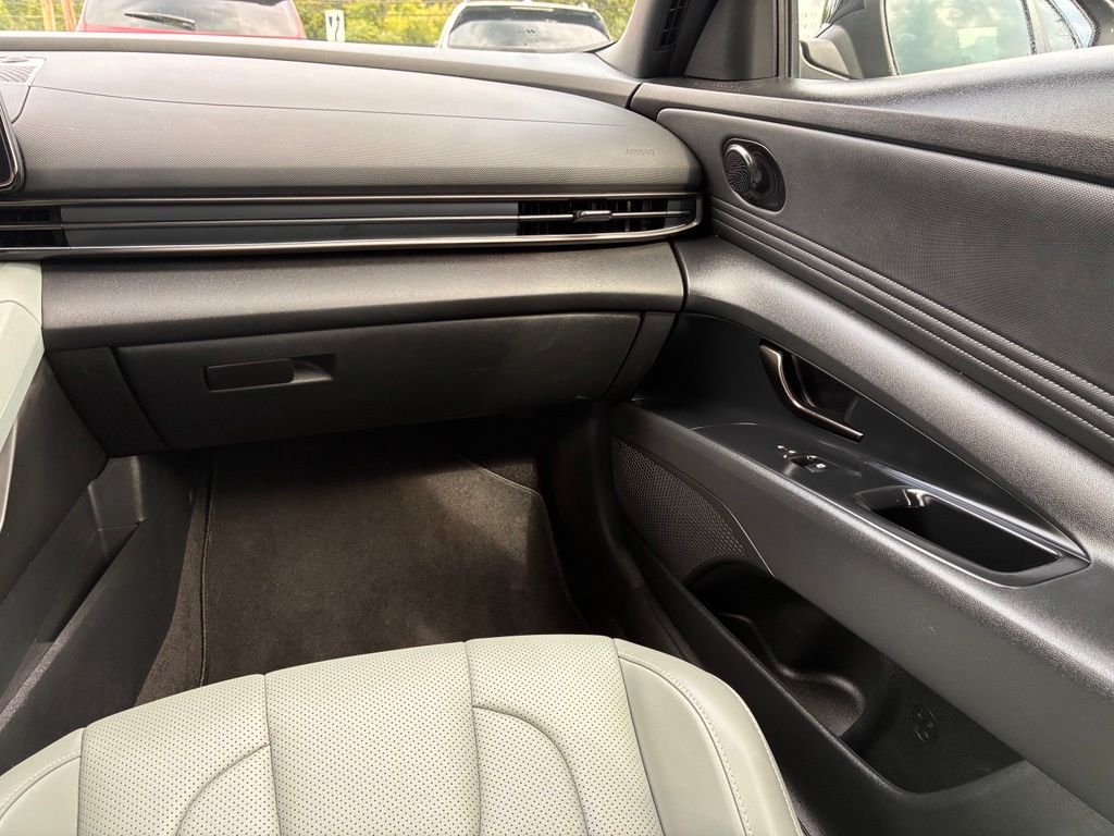 2025 Hyundai Elantra Limited - Photo 40