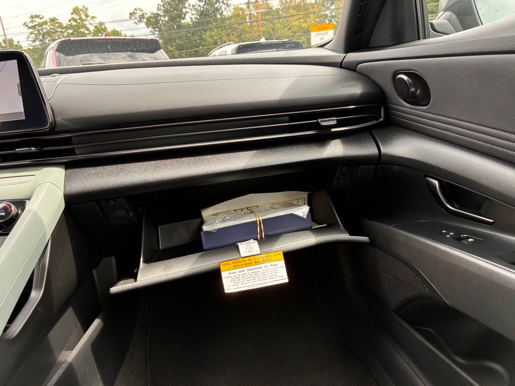 2025 Hyundai Elantra Limited - Photo 38