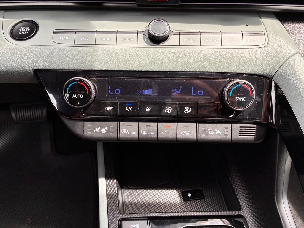 2025 Hyundai Elantra Limited - Photo 32